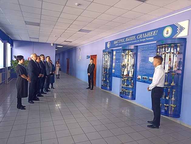 Баир Жамcуев в Агинском встретился с работниками налоговой службы, со студентами и преподавателями средних специальных учебных заведений