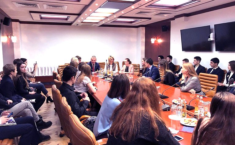 Н. Косихина и И. Каграманян встретились с молодыми парламентариями из Ярославской области