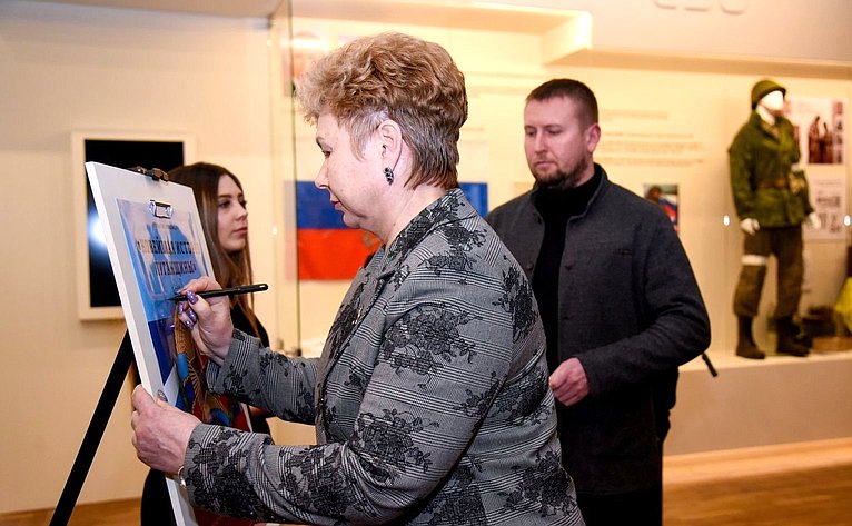 Ольга Бас в ходе поездки в регион приняла участие в открытии обновленного зала новейшей истории в Луганском краеведческом музее