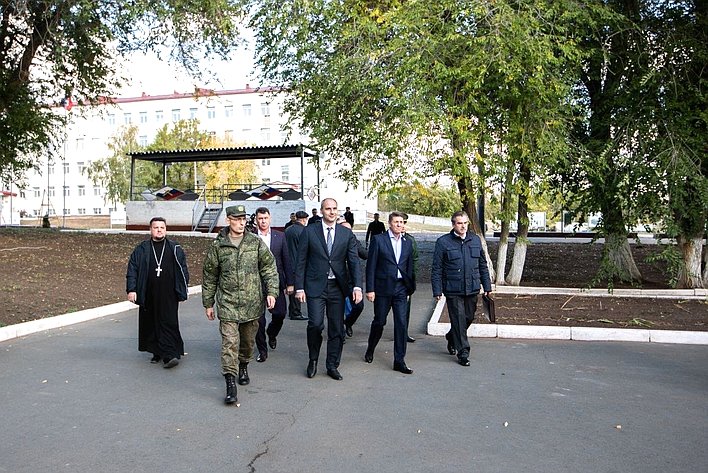 Андрей Шевченко вместе с губернатором Оренбургской области Денисом Паслером встретился с мобилизованными оренбуржцами в Тоцкой артиллерийской бригаде