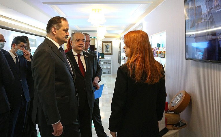 Валентина Матвиенко и Сергей Меликов посетили выставку, посвященную 100-летию Республики Дагестан
