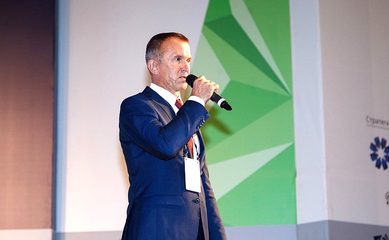Владимир Кравченко в рамках работы в регионе поздравил участников и гостей «Бизнес форума Томск – 2017» с открытием мероприятия