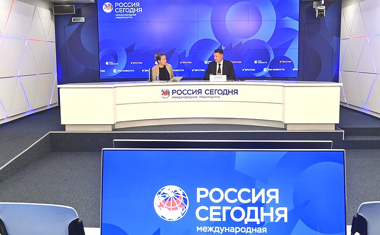 В международном мультимедийном пресс-центре Медиагруппы «Россия сегодня» состоялась пресс-конференция председателя Комитета Совета Федерации по аграрно-продовольственной политике и природопользованию Александра Двойных по итогам работы в весеннюю сессию