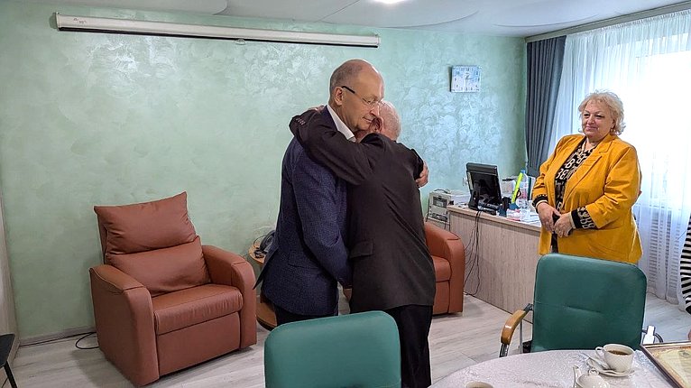Владимир Киселев поздравил с праздником участника Великой Отечественной войны