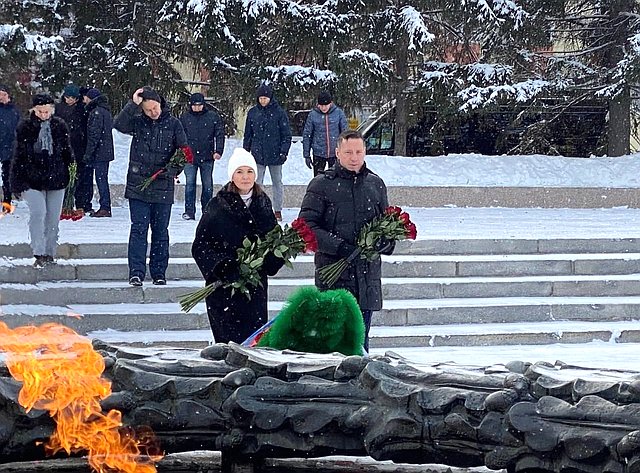 Маргарита Павлова приняла в регионе участие в церемонии возложения цветов и венков к челябинскому мемориалу «Вечный огонь»