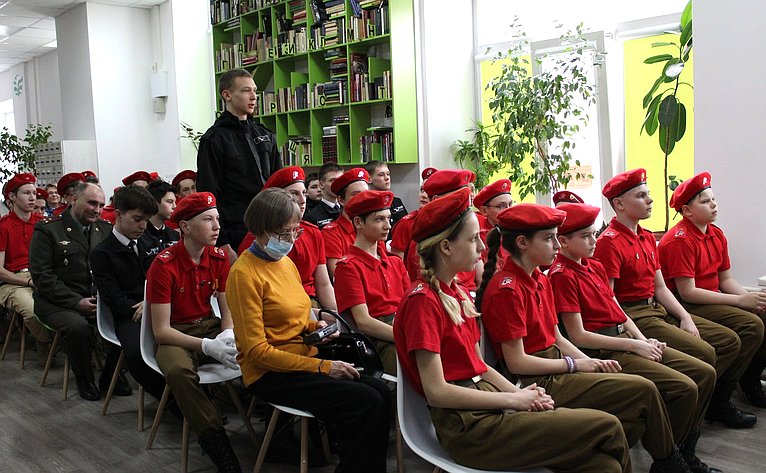 Олег Цепкин провел встречу с членами детско-юношеского общественного движения «ЮНАРМИЯ» и участниками поисково-спасательного отряда в центральной библиотеке имени Кердана