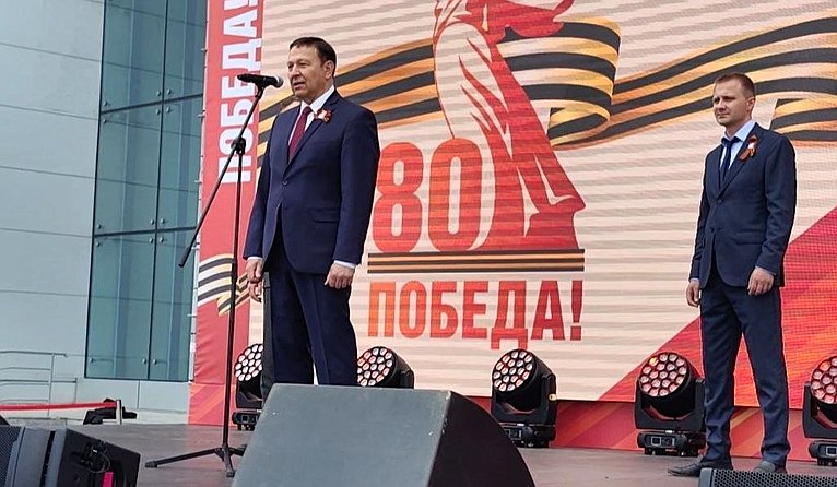 Александр Ролик во Владивостоке, в кампусе Дальневосточного федерального университета принял участие в патриотической акции «Международный Вальс Победы»