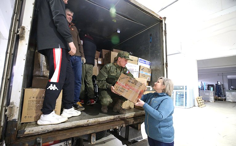 Елена Писарева в ходе рабочей поездки в регион приняла участие в отправке очередной партии груза военнослужащим, находящимся в зоне проведения СВО, и мирным жителям Донбасса