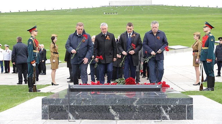 Николай Семисотов принял участие в церемонии возложения цветов к Вечному огню на Площади Павших Борцов и на Мамаевом кургане