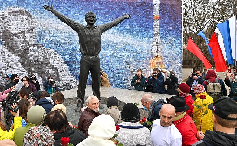 В Калуге сенатор Анатолий Артамонов принял участие в мероприятиях, посвященных 60-летию полета в космос Ю.А. Гагарина