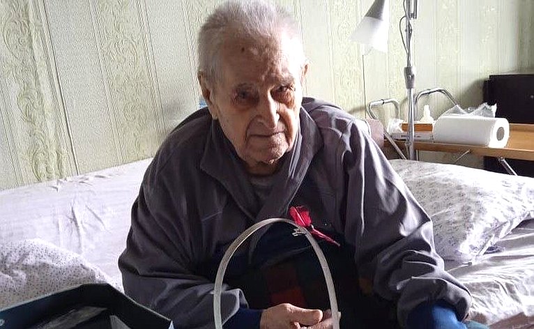 Сергей Перминов поздравил гатчинца-ветерана ВОВ по случаю дня рождения
