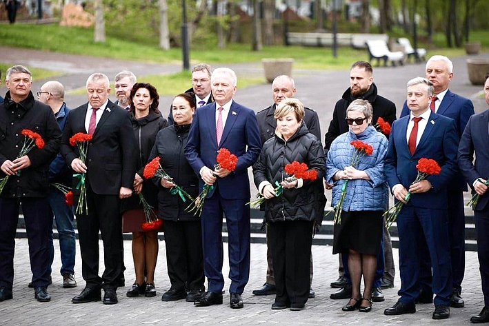 Церемония возложения цветов и венков состоялась в Парке Победы Петропавловска-Камчатского