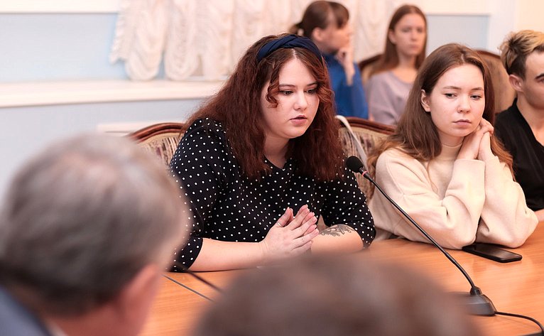 Юрий Воробьев провел встречу с представителями студенческих сообществ и объединений региона на тему «Мир сегодня»