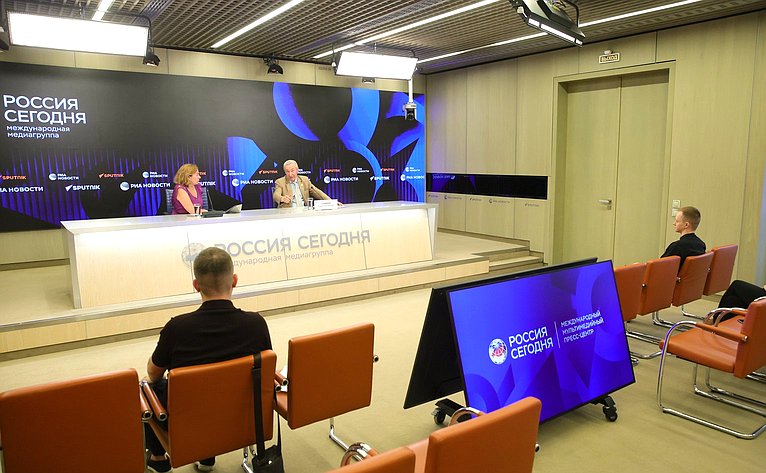 Брифинг председателя Комиссии СФ по защите государственного суверенитета и предотвращению вмешательства во внутренние дела РФ Андрея Климова