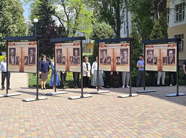 Ольга Бас в ходе поездки в регион приняла участие совместно с руководством Луганского государственного педагогического университета и почетными гостями в открытии планшетной выставки «Бессмертный полк ЛГПУ», посвященной 80-летию Победы