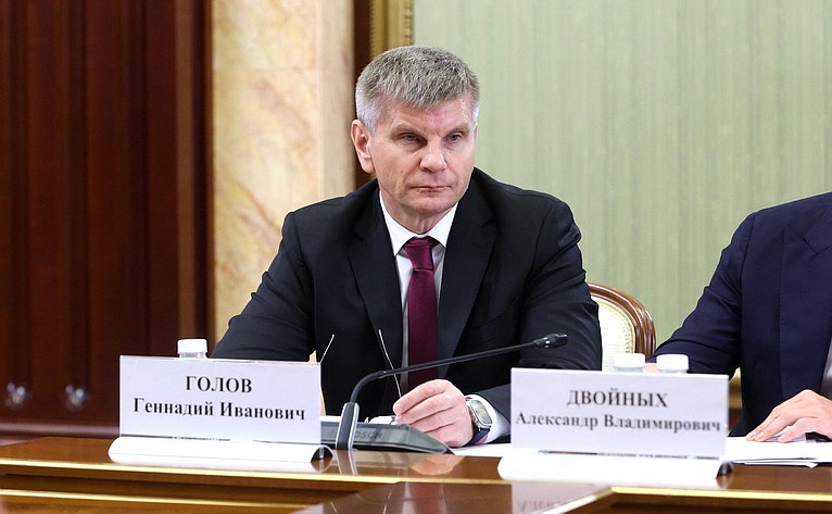 Геннадий Голов