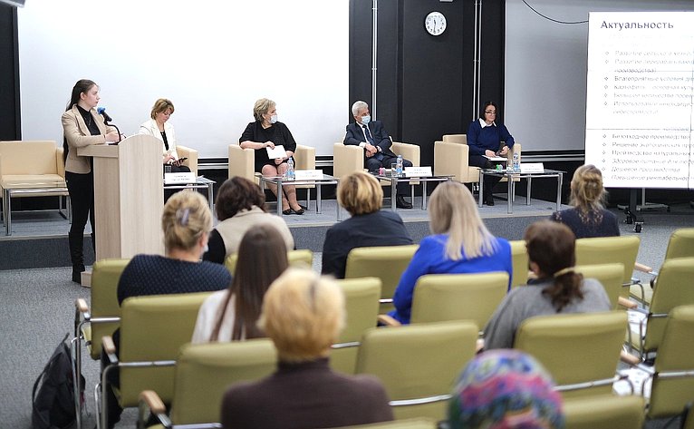 Елена Писарева приняла участие в Межрегиональном форуме сельских женщин в Великом Новгороде