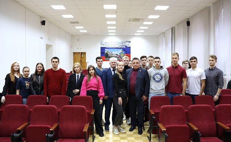 Виктор Бондарев и Вячеслав Тимченко встретились со студентами Кировской области