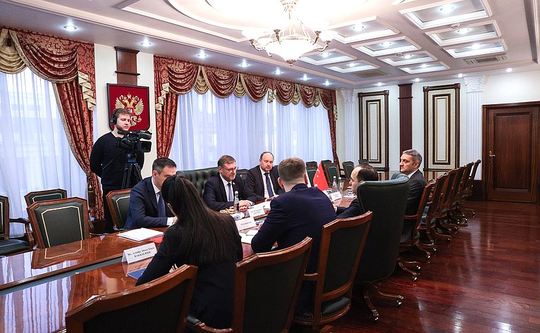Константин Косачев провел встречу с Чрезвычайным и Полномочным послом Турецкой Республики в Российской Федерации Танжу Бильгичем