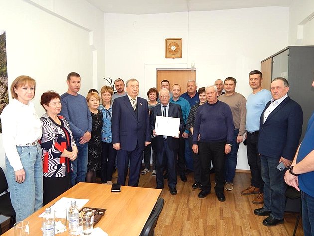 Александр Карлин во время рабочей поездки в Бийск вручил награды Совета Федерации жителям города, внесшим большой вклад в его развитие