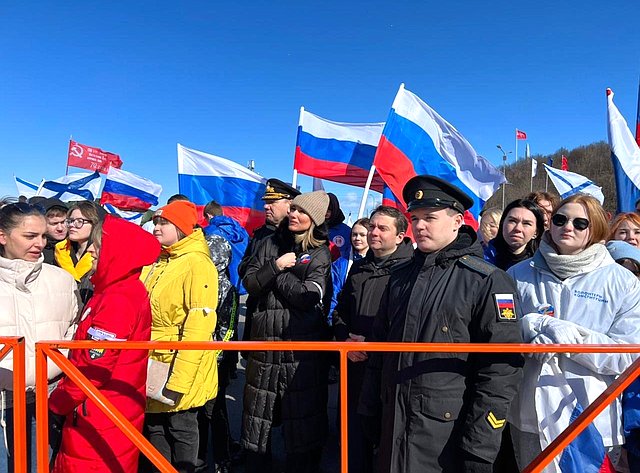 Татьяна Сахарова в рамках рабочей поездки в регион в Североморске приняла участие в концерте-митинге «Za Мир без нацизма!» в поддержку российской армии