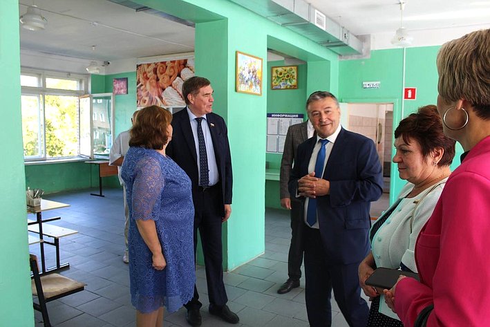 Александр Савин присутствовал на церемонии открытия нового учебного года в общеобразовательной школе № 2 г. Белоусово