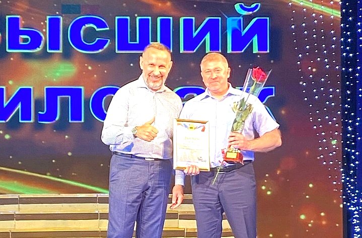 Сенатор Олег Алексеев поздравил жителей с Днем флага и приветствовал победителей профессионального конкурса