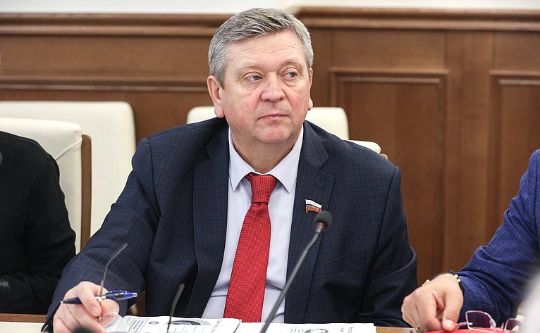 Александр Лутовинов