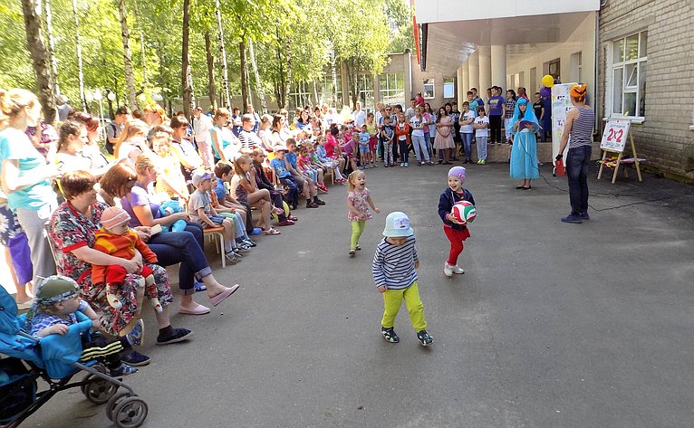 Л. Козлова в День защиты детей поздравила пациентов детской клинической ...