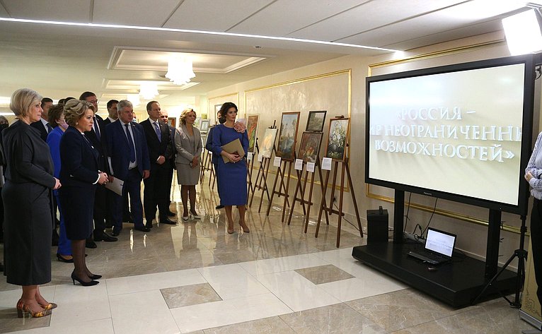 В Совете Федерации открылась художественная выставка «Россия – мир неограниченных возможностей!»
