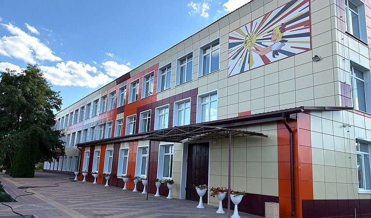 Сергей Горняков принял участие в торжественной линейке средней школы имени И.В. Мушкетова, обновленной после капитального ремонта