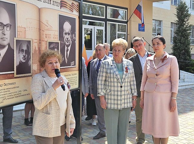Ольга Бас в ходе поездки в регион приняла участие совместно с руководством Луганского государственного педагогического университета и почетными гостями в открытии планшетной выставки «Бессмертный полк ЛГПУ», посвященной 80-летию Победы