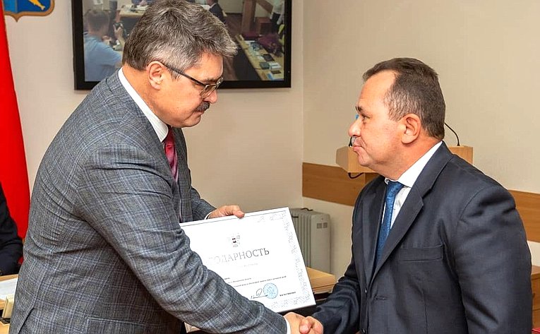 Анатолий Широков на заседании Магаданской областной Думы вручил награды Совета Федерации