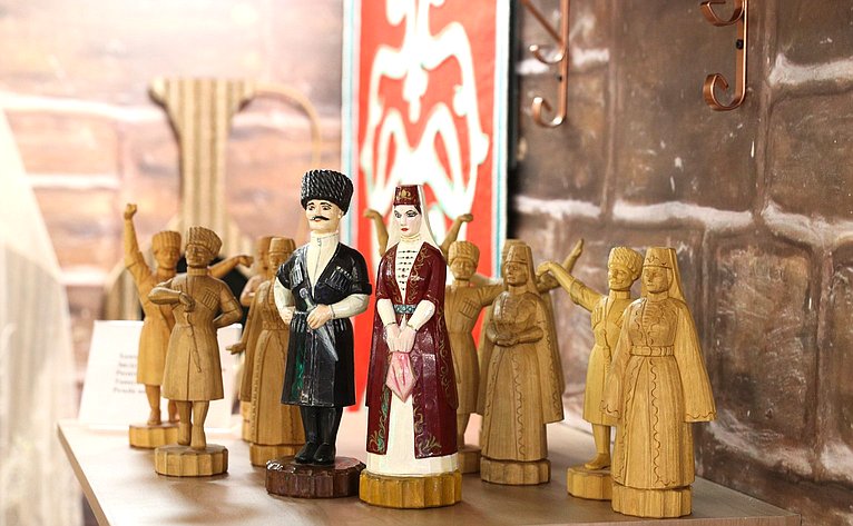В рамках Дней Республики в Совете Федерации состоялись выставки картин художников Ингушетии, национального костюма современных дизайнеров региона