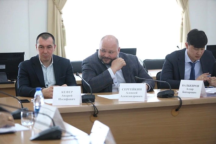 Баир Жамсуев и Сергей Михайлов провели совещание, на котором обсудили вопросы строительства школ и детских садов в регионе