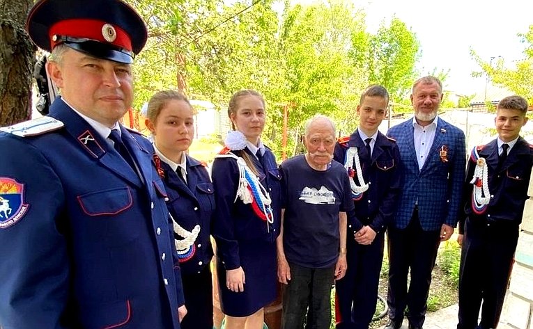 В преддверии Дня Победы Сергей Горняков навестил ветеранов Великой Отечественной войны