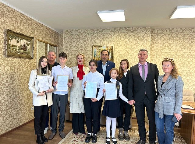 Андрей Хапочкин наградил юных сахалинцев благодарственными письмами Совета Федерации