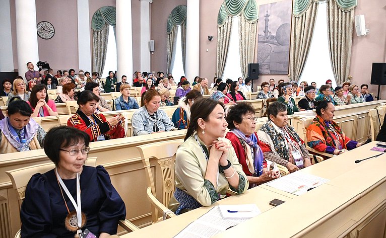 Галина Карелова выступила в ходестратегической сессии «Эффективные коммуникации как фактор успеха женщин Севера»
