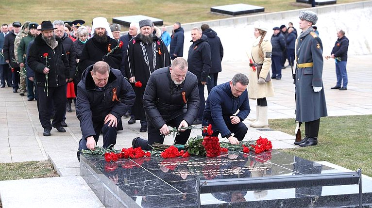 Николай Семисотов и Сергей Горняков в ходе поездки в регион приняли участие в мероприятиях, приуроченных к 82-летию Победы в Сталинградской битве