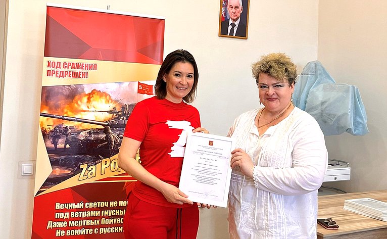 Маргарита Павлова посетила военный госпиталь, расположенный в Челябинске и вручила благодарности медицинским работникам