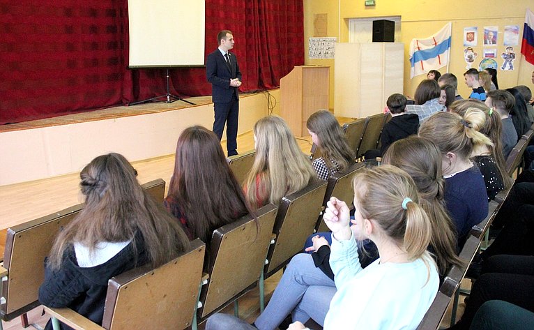 Сергей Леонов провёл урок парламентаризма в Кардымовской средней школе