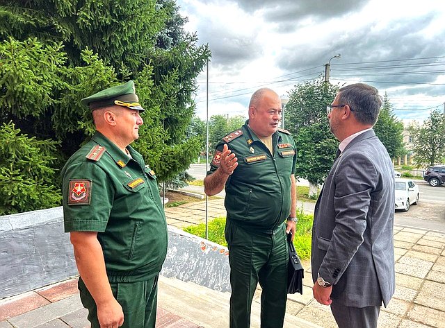 Николай Владимиров в рамках региональной недели вместе с военным комиссаром Республики Бахтиером Холиковым посетил военный комиссариат Чебоксарского и Мариинско-Посадского округов