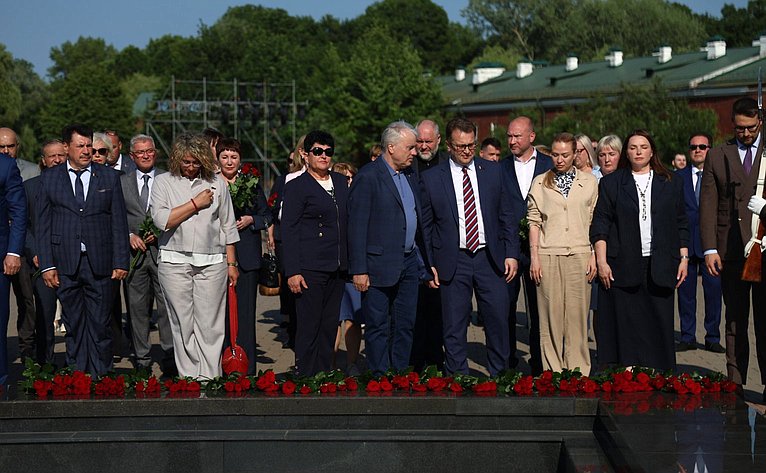 Мемориальный комплекс «Брестская крепость-герой». Церемония возложения венка и цветов к Вечному огню