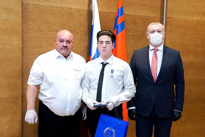 Николай Семисотов и Сергей Горняков приняли участие в награждении детей-героев в Волгоградской области