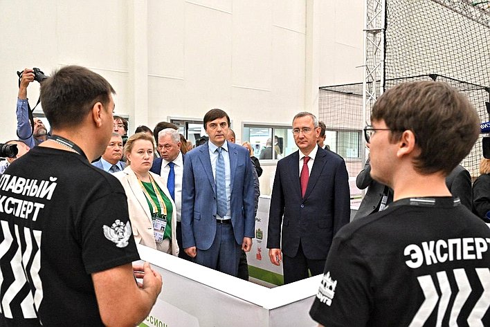Анатолий Артамонов принял участие в деловой программе финала чемпионата «Профессионалы», проходящего в Калуге