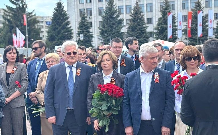 Марина Сидухина приняла участие в церемонии возложения цветов к горельефу «Скорбящей матери-Родине»