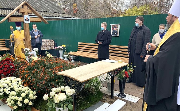 Николай Федоров и Борис Листов также посетили могилу митрополита Чебоксарского и Чувашского Варнавы и почтили память главы Чувашской митрополии