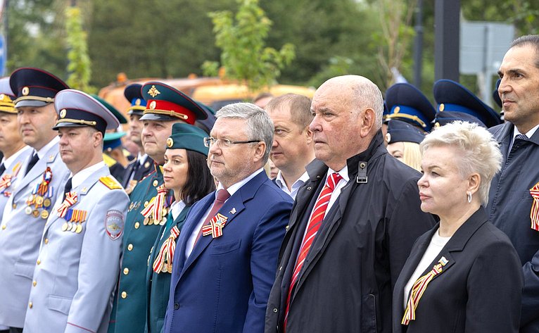 Григорий Карасин вместе с губернатором Сахалинской области Валерием Лимаренко, представителями силовых ведомств и общественности открыли в Южно-Сахалинске сквер «Щит и Меч»