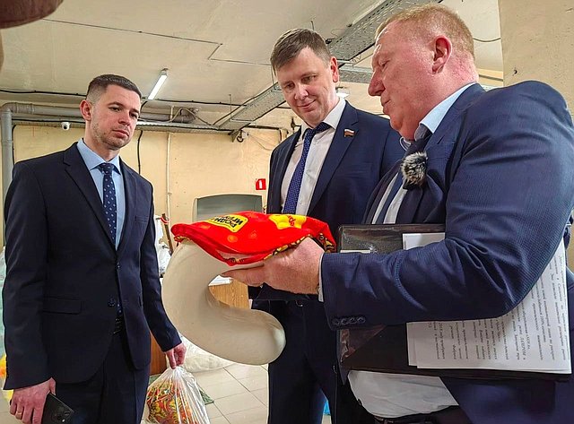 Артем Малащенков совместно с активистами «Движения Первых» из Смоленской области побывал на крупном предприятии, которое изготавливает игрушки