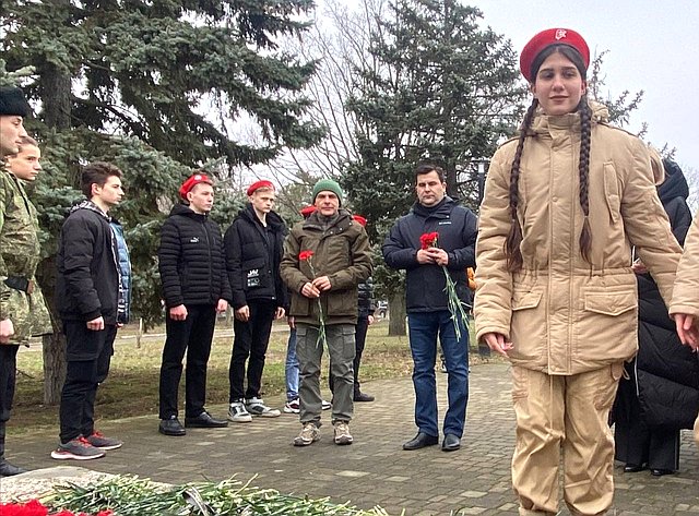 Участники акции почтили память погибших в Сталинградской битве бойцов и мирных жителей минутой молчания и возложили цветы к памятнику «Скорбящая мать»